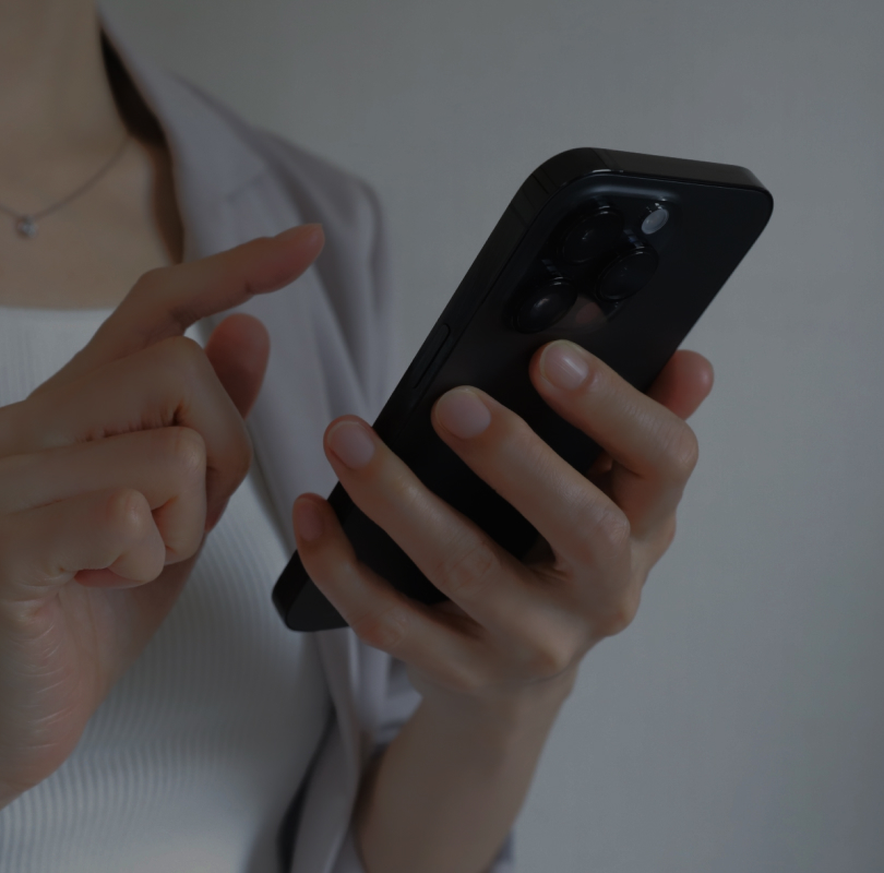 スマホを持つ手